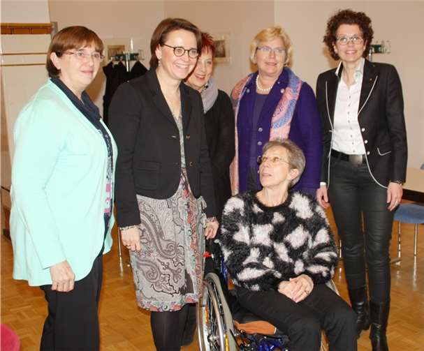 V.l.n.r.: Maria Kittel, Annette Widmann-Mauz, Ingrid Näkel-Surges, Gabriele Hermann-Lersch, Heike Krämer-Resch und Inge Heuser. privat