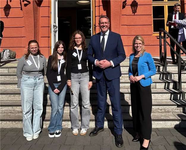 V.l.n.r.: Marie Sophie Dünnes, Luise Ramseger, Franziska Dichter wurden von dem Ministerpräsidenten Alexander Schweitzer und der Landtagsabgeordneten Frau Lana Horstmann herzlich im Mainzer Landtag zu „GirlsDay“, empfangen.Foto: I. Troß-Fergen