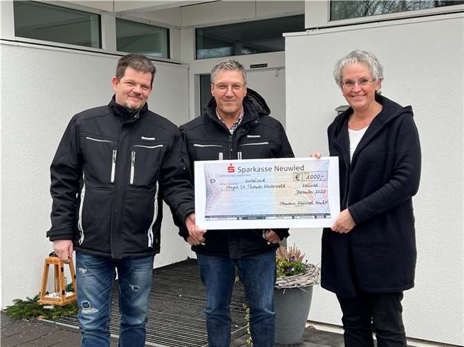 V.l.n.r.: Mario Henkes und Thomas Berger von Hamann Neuwied überreichen den Spendenscheck an Eva-Maria Hebgen.  Foto: DGKK