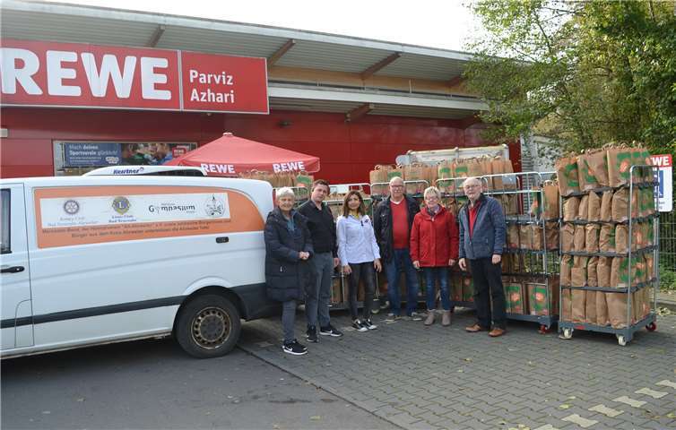 (V.l.n.r.): Marion Eisler, Alexander Carrillo, Günay Valiyeva, Alfred Meuser, Elisabeth Meuser und Otto Fior bedanken sich im Namen der Tafelkunden herzlich bei allen 396 Spenderinnen und Spendern. Foto: E.T. Müller