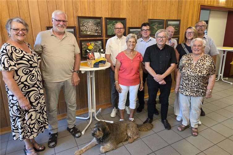 V.l.n.r.: Marita Herrn, Dieter Runkel, Ortsbürgermeister Stefan Betzing, Elfriede Kess, Bürgermeister Frank Becker, Klaus Krumscheid, Winfried Schmitz, Jutta Mönnig, Agnes Rüben, Friedhelm Herrn und Hund Drago.Foto: Joscha Wölbert 