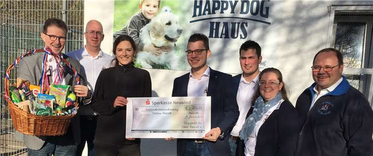 (V.l.n.r.): Markus Schröder (Präsident), Michael Krämer (Kassierer), Sabrina Steger (Tierheim Neuwied), Alexander Wertgen (Kommandeur), Matthias Wertgen (Spieß), Steffi Kugler (Kommandeurse), Harry Ogrodnik (Beisitzer). privat