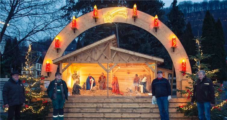 V.l.n.r. Martin Lerbs, Ortsbürgermeister, Werner Böhm, 1. Vorsitzender, Stefan „Charly“ Girnstein, Krippenbaumeister, K.P. Paffhausen, 1. Vorsitzender Gewerbeverband Wbb. Foto: Ulla Bergob