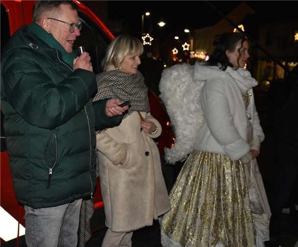 V.l.n.r.: Martin Lerbs, Vorsitzender des Weihnachtsdorvereins, Gästeführerin Ulrike Kesselheim und das Christkind informieren über die Attraktionen.