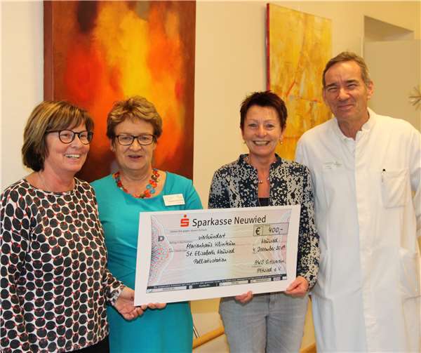 V.l.n.r.: Martina Benner (Schriftführerin der AWO Altwied), Therese Schneider (Krankenhausoberin), Christine Gallert (Vorsitzende AWO Altwied) und Dr. Christian-René de Mas (Chefarzt der Gastroenterologie und Palliativstation) freuen sich über 400 Euro für die Palliativstation. Foto: Marienhaus Klinikum