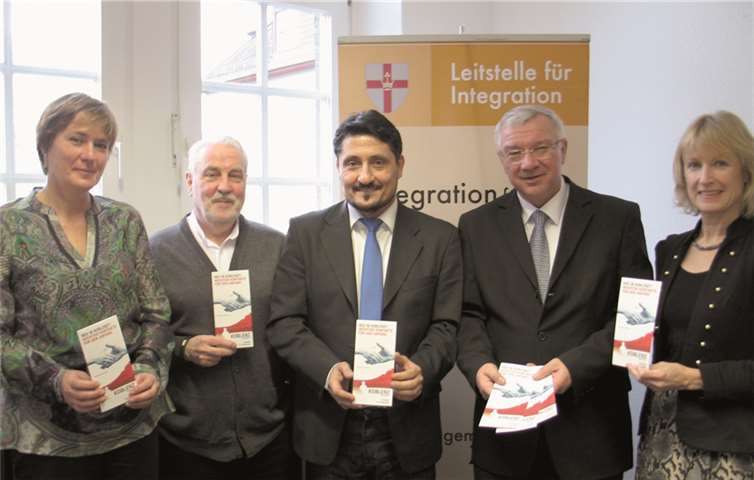 V.l.n.r.: Martina Best-Liesenfeld, Arno Ackermann, Selim Özen, OB Hofmann-Göttig und Bürgermeisterin Marie-Theres Hammes-Rosenstein mit dem neuen Flyer, den Zuwanderer erhalten.privat