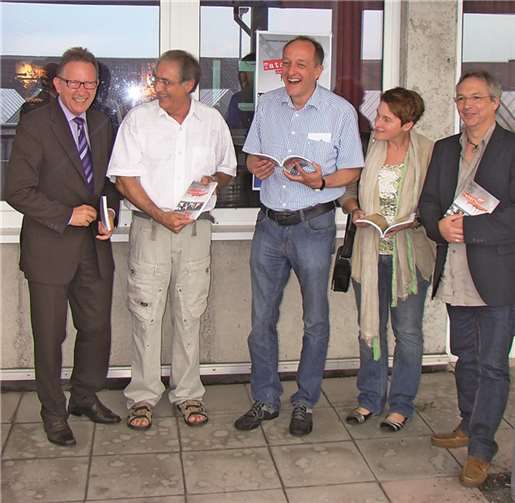 V.l.n.r.: MdB Erwin Rüddel, Autor Hermann-Joseph Löhr, Verleger Dr. Jürgen Mertens, Grafikerin Sonja Cochem-Bellinghausen und Drucker Bert Rahm. Privat