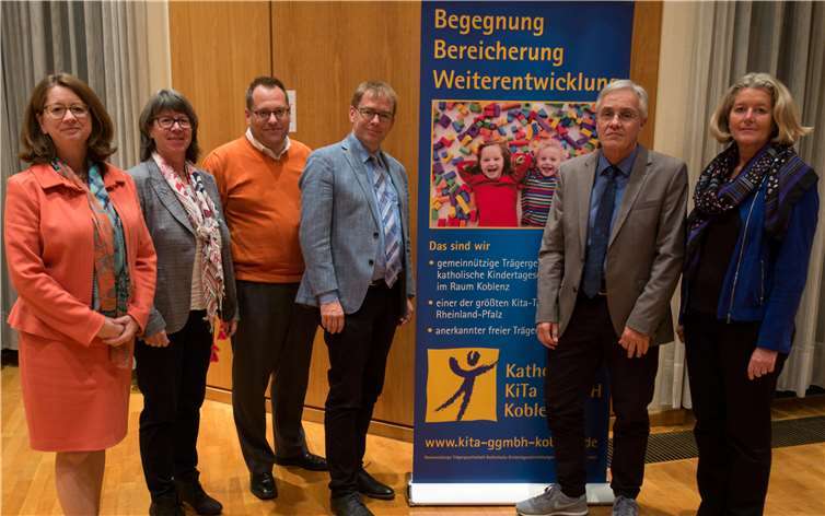 (V.l.n.r.): Mechthild Schabo (Aufsichtsratsvorsitzende), Angela Thelen (Steuerungsbüro Bistum Trier, Vertreterin des Mehrheitsgesellschafters), Boris Adams (Mitglied im Aufsichtsrat), Georg Binninger (Steuerungsbüro Bistum Trier, Vertreter des Mehrheitsgesellschafters), Willi Kaspari und Sabine Theisen (Geschäftsführung) bei der Gesellschafterversammlung.Bistum Trier