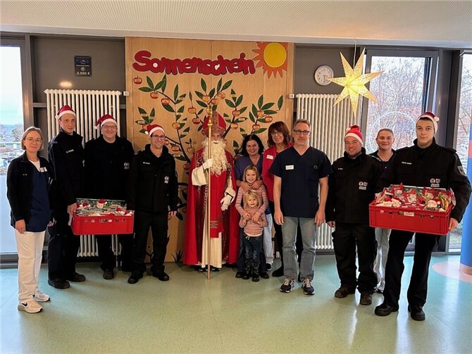 V.l.n.r.: Melanie Pörzgen (Bereichsleitung Pädiatrie), André Simones, Lutz Obermann und Philipp Oster (alle FFW Gladbach), „Nikolaus“ Jens Meyer und Oberärztin Jana Holweg mit ihren Kindern, Gaby Welter (Sonnenschein e.V.), Chefarzt Kai Zbieranek, Löschzugführer Manuel Hahn, Karin Grimpe (Stationsleitung) und Felix Hahn.  Foto: FF
