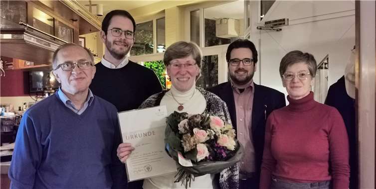 V.l.n.r. Michael Albrech, Kaplan Thomas Hufschmidt, Carla Hellmann, die für ihre 25-jährige Mitgliedschaft ausgezeichnet wurde, Chorleiter Benedikt Röhn und Gemeindereferentin Sabine Mombauer. Foto: privat