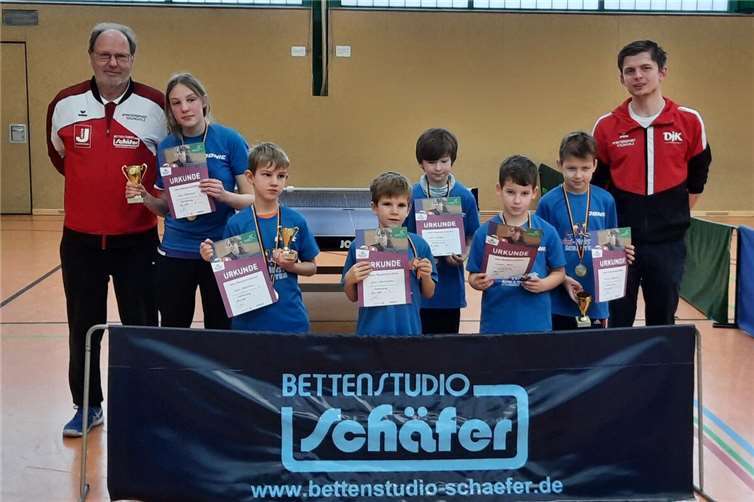 V.l.n.r. Michael Dötschel (Jugendleiter), Lena Eckermann, Jonas Eckermann, Jonas Schuhmacher, Nils Schäfer, Vincent Weiss, Niklas Paffhausen, Andreas Wilbert (Jugendtrainer).Foto: DJK Ochtendung