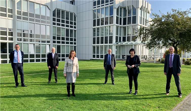 V.l.n.r. Michael Hoffmann, Dr. Hanshermann Franke, Mechthild Heil MdB, Werner Lüscher, Anette Moesta und Bas van Buijtenen (CEO). Foto: privat