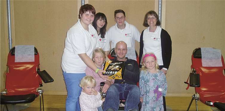 V.l.n.r. Michelle Gräf, Vanessa Peters, Andreas Baeske, Helga Kreier (hinten), Isabel, Mia, Tore Füll (100. Spender) und Hanna (vorne) bei der Blutspendeaktion in Plaidt.privat