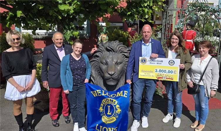 Lions Club unterstützt Gewaltprävention V.l.n.r.: Monika Blackburn, Siegfried Weber, Sabrina Polei-Brose, Martin Buchholz, Nicole Krumscheid u. Angelina Buss-Senokosov.Foto: Eberhard Mandel