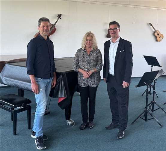 V.l.n.r.: Musikschulleiter Martin Geiger, Bürgermeister Peter Jung und VHS-Leiterin Jutta Günther.Foto: Stadt Neuwied / Ulf Steffenfauseweh