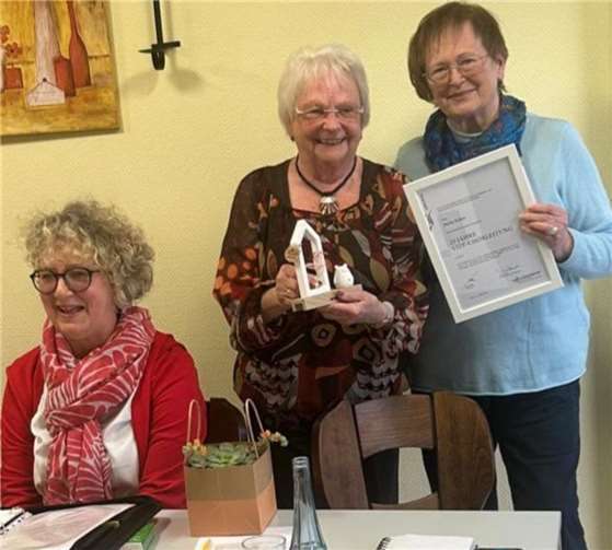 V.l.n.r.: Neue Vorsitzende des Frauenchors Wollendorf, Martina Velten, die scheidende Vorsitzende Brigitte Schmitz und Vize-Chorleiterin Doris Ecker. Doris Ecker erhielt eine Urkunde sowie die Ehrennadel des Kreis-Chorverbandes Rheinland-Pfalz für 25 Jahre erfolgreiche Vize-Chorleitung.Foto: privat