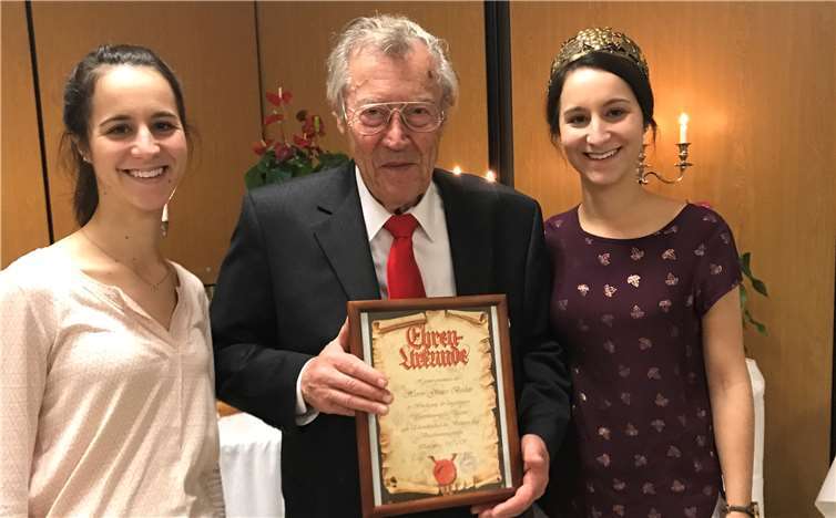 V.l.n.r. Nina I. (ehem. Weinkönigin), Günter Boden, Lisa I. (amtierende Weinkönigin). Foto: privat