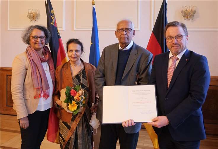V.l.n.r. Nisa Punnamparambil-Wolf, Sosamma Punnamparambil , Jose Punnamparambil, SGD-Nord-Präsident Wolfgang Treis.  Foto: SGD Nord