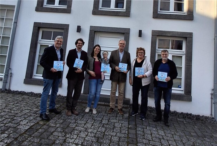 V.l.n.r.: Norbert Wagner (Kultur- und Heimatverein Niederzissen), Torsten Wagener (Illustrationen), Anne Wagner (Kinderbuchautorin) mit Tochter, Joachim Willemsen und Birgit Gros (beide Lions Club Bad Neuenahr), Günter Fuchshofen (Förderverein der ehemaligen Synagoge Niederzissen).  Foto: privat