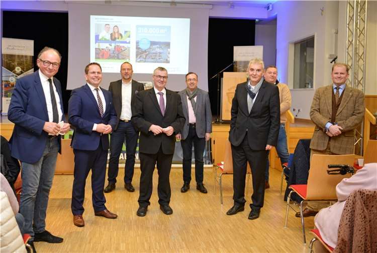V.l.n.r.: Oberbürgermeister Achim Hütten, die Geschäftsführer der Stadtwerke Lars Hörnig und Jan Deuster, Landrat Dr. Alexander Saftig, Daniel Junghans (Bereichsleiter VRM), Bürgermeister Claus Peitz, VREM-Geschäftsführer Cornelius Kournettas und VRM-Geschäftsführer Stephan Pauly in-formieren über die Änderungen im ÖPNV ab Mitte Dezember.Foto: Meta Welling