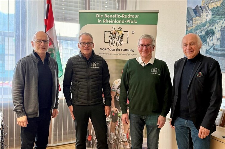 V.l.n.r.: Oberbürgermeister Dirk Meid, Bernhard Sommer, Vorsitzender der VOR-TOUR der Hoffnung, Stellvertreter Hans-Josef Bracht und Bürgermeister Bernhard Mauel.Foto: VOR-TOUR der Hoffnung