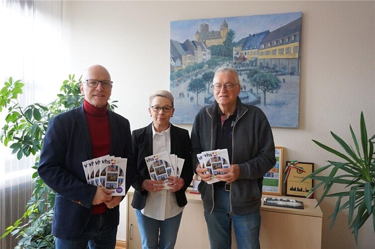 V.l.n.r.: Oberbürgermeister Dirk Meid, Leona Ockenfeld von der Geschäftsstelle VHS und der pädagogische Leiter der VHS Josef Brodam.