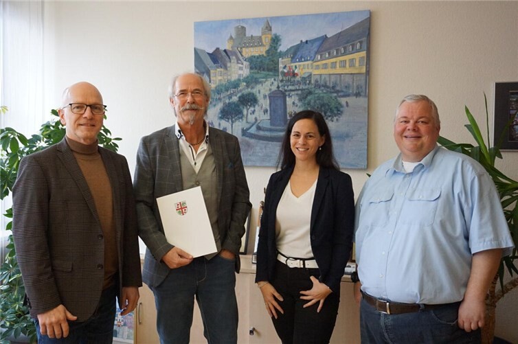 V.l.n.r.: Oberbürgermeister Dirk Meid, Peter Loser, Büroleitung Jasmin Alter, Personalratsvorsitzender Wolfgang Goeken.Foto: Jacqueline Blang/ Stadt Mayen