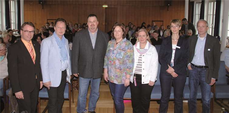 (V.l.n.r.) Oberbürgermeister Wolfgang Treis, Dipl. Psychologe Eberhard Kempf, Dipl. Sozialarbeiter Markus Schun, Koordinatorin präventive Hilfen Sandra Dietrich-Fuchs, Netzwerkkoordinatorin Frühe Hilfen Elke Pollmann, Fachbereichsleiterin Andrea Heimisch, Bereichsleiter Dieter Hoben. Jasmin Franz