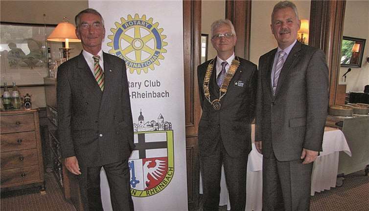 V.l.n.r.: Past Präsident Dr. Klaus-Jörg Heynen und der neue Präsident des RC Bonn-Rheinbach, Professor Dr. Gerd Knupp, mit Stefan Raetz, Präsident des Lions Clubs Bonn-Rhenobacum und Bürgermeister von Rheinbach.RC Bonn-Rheinbach/Otto