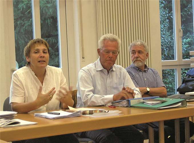 V.l.n.r.: Pastoralreferentin Elisabeth Beiling, Vizesekretärin der Synode, Gotthard Oppenhäuser, Dekanatsrat, und Wolfgang Henn, Dekanatsreferent, beim Informationsabend. privat