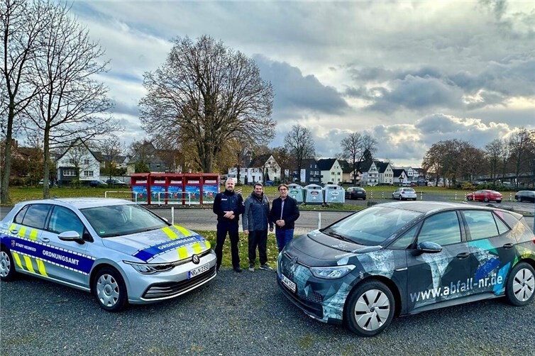 V.l.n.r. Patrick Strunk, Ordnungsamt Neuwied, Cüneyt Yilmaz, Abt. Illegale Ablagerungen, Jörg Schwarz, Vorstand Abfallwirtschaft Landkreis Neuwied AöR.Foto: Laura Tries