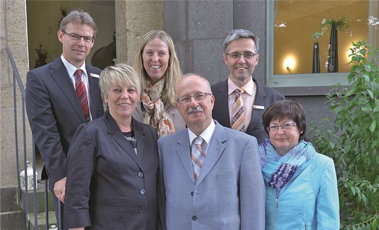 (V.l.n.r): Personalleiter Karl-Heinz Nigbur, Beatrix Bergweiler, Personalrat Anne Püsch, Matthias Klemp, Vorstandsmitglied Karl-Josef Esch und Birgit Blin.