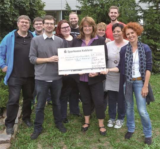 V.l.n.r. Peter Babnik (Studentischer Vertreter im Senat), Dominik Wagner (AStA-Finanzreferent), Raphael Marquart (StuPa-Präsident), Yvonné Ritz (Mitglied des StuPa), Mike Simonsen (AStA-Mobilitätsreferent), Andrea Hauswirth (Frauenreferentin der Universität Koblenz-Landau), Mirjam Hannah Steinmetz (AStA-Ökologiereferentin), Marco Böhm (AStA-Referent für Hochschulpolitik intern), Ute Stein-Kanis und Beate Bastian (Studierendenwerk Koblenz).Markus Möwis