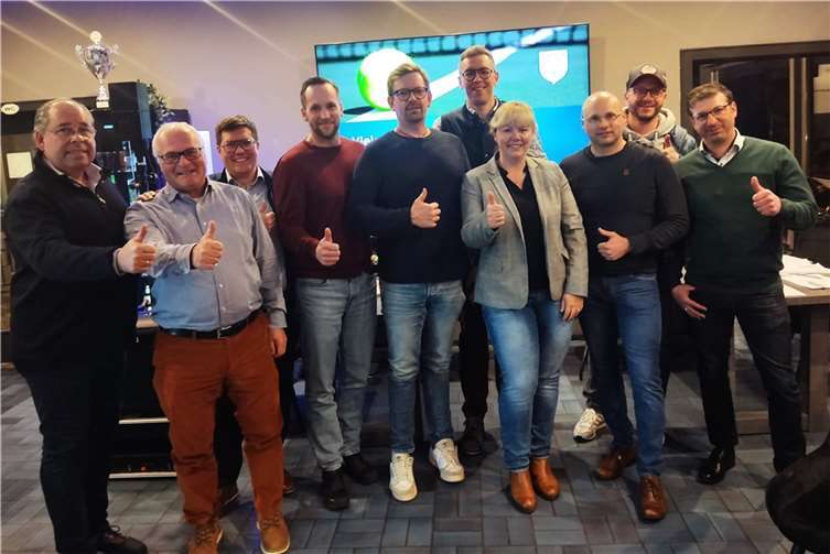 V.l.n.r.: Peter Hack (1. Vorsitzender), Markus Sauter (Haus- und Wirtschaftswart), Henning Selt (Pressewart), Dominic Schmalenbach (Sponsoringbeauftragter), Jan Jakobi (2. Vorsitzender), Michael Spiess (Jugendwart), Claudia Selt (Schriftführerin & Pressewartin), Norbert Happ (Schatzmeister), Erik Rüdell und Gennaro Landi (Sportwarte). Es fehlt Michael Börsch (Jugendwart).  Foto: TC Rengsdorf