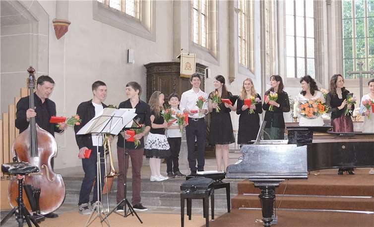 (V.l.n.r.:) Peter Seibeld (Kontrabaß), Simon Seibeld (Posaune), Florian Regehr (Klavier), Aurelia Dawidek (Oboe), Emanuel Horn (Klavier), Lukas Stein (Klavier), Fiona Pretzer (Sopran), Elisa Birkenheier (Sopran), Antje Seibeld (Sopran), Renata Horn (Klavier), Nadja Regehr (Mezzo-Sopran), Diren Duran (Querflöte), Nathanael Horn (Klarinette, Klavier), Monika Dawidek (Oboe) und Jacqueline Regehr (Geige, Klavier). privat