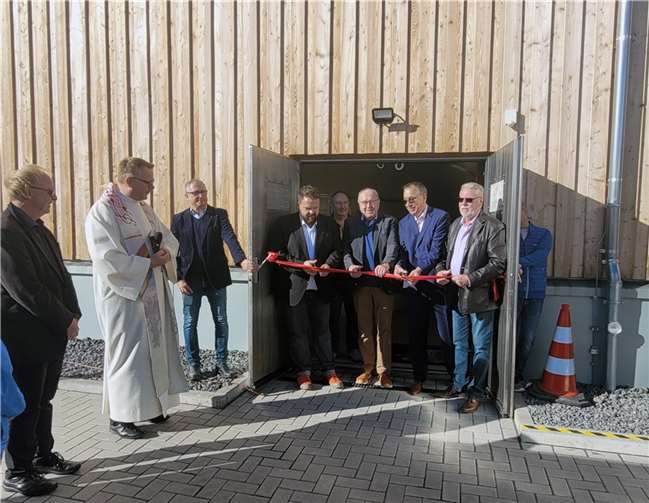 (V.l.n.r.): Pfarrer Edwin Dedekind, Pfarrer Frank Klupsch, stv. Werkleiter Michael Frömbgen, Bürgermeister Christoph Mohr, Beigeordneter Gerhard Specht, Bernhard Wiemer, Werkleiter Michael Stiren, Erster Beigeordneter Peter Schneider bei der Einweihung des Hochbehälters.  Fotos: Stadt Bendorf