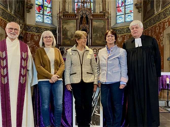 V.l.n.r. Pfarrer Schlenzig, Elisabeth Bay, Marlene Helf, Annette Weiß, Pfarrer Horn. Foto: Annette Weiß