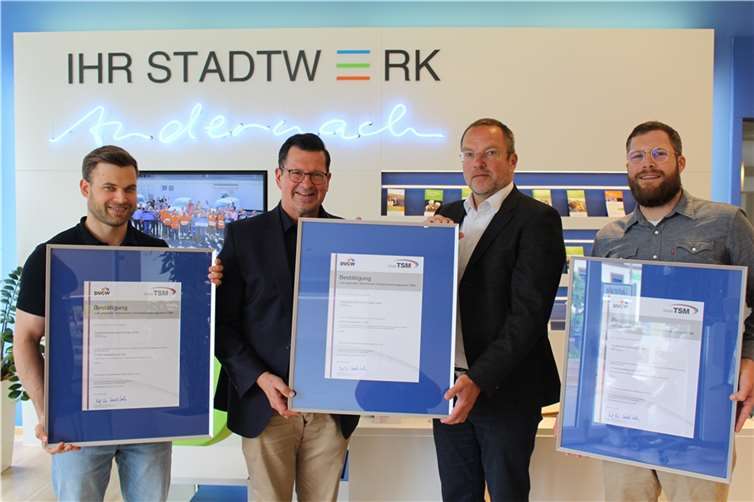 V.l.n.r.: Philipp Reime (Projektleitung - Stadtwerke Andernach), Heinz Flick (Geschäftsführer - DVGW-Landesgruppe RLP), Jan Deuster (Geschäftsführung - Stadtwerke Andernach) und Marco Mondorf (Projektleitung - Stadtwerke Andernach) freuen sich gemeinsam über TSM-Zertifizierung des DVGW. Foto: Stadtwerke Andernach GmbH