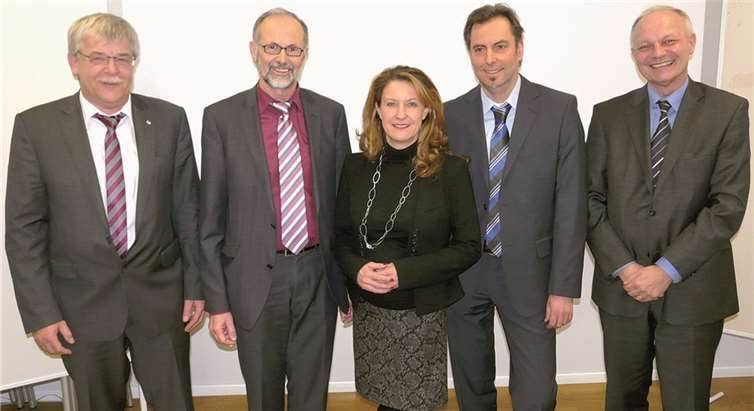 V.l.n.r.: Präsident Otmar Didinger (LVermGeo), Leitender Vermessungsdirektor a.D. Lothar Hünerfeld, Staatssekretärin Heike Raab (ISIM), Vermessungsdirektor Dr. Dierk Deußen (LVermGeo) und der Leitende Ministerialdirektor Hans-Gerd Stoffel (ISIM) bei der Verabschiedung.privat