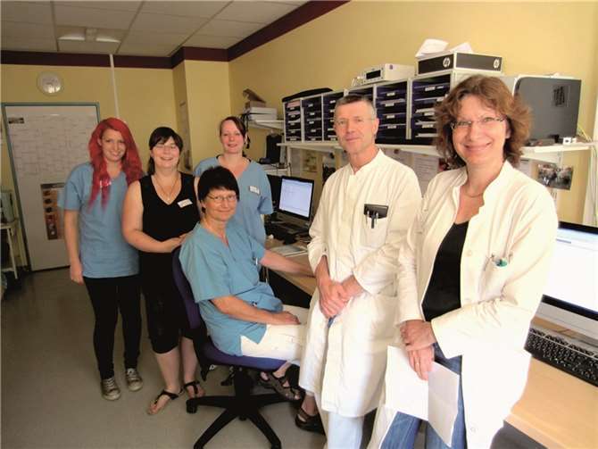 V.l.n.r.: Praktikantin Marie Geiger, die Gesundheits- und Krankenpflegerinnen Cindy Ogrodnik, Ulrike Bäumler (sitzend, pflegerische Leiterin) und Nadine Büsch, Dr. med. Bernd Otto Göbel (ärztl. Leiter des Schlaflabors) und Brigitte Geiger (Stationsärztin des Schlaflabors). Privat