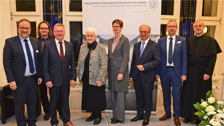 V.l.n.r.: Prof. Dr. Dr. Holger Zaborowski, Rektor der PTHV; Prof. Dr. Manfred Hülsken-Giesler, Dekan der Pflegewissenschaftlichen Fakultät; Staatssekretär Andreas Westerfellhaus; Sr. M. Basina Kloos, stellvertretende Vorstandsvorsitzende der Hildegard-Stiftung und Vorstandsmitglied der Edith-Stein Trägerstiftung; Maria Heine, Mitglied des Vorstandes der Marienhaus Stiftung; Dr. Heinz-Jürgen Scheidt, Vorsitzender des Vorstandes der Marienhaus Stiftung; Prof. Dr. Frank Weidner, Lehrstuhl für Pflegewissenschaft, P. Helmut Scharler SAC, Provinzial der Pallottiner. Timo Kessler