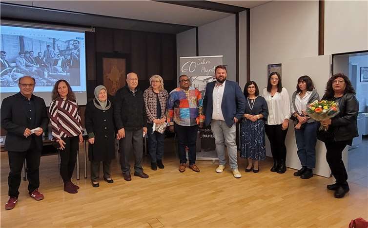 (V.l.n.r.): Prof. Dr. Haci-Halil Uslucan, Nesrin Zengin, Nezahat Kücük, Ömer Kücük, Beigeordnete Loni Wellert, Benedikt Aimionowane, Bürgermeister Christoph Mohr, Beigeordnete Zeynep Begen, Helinsu Köksul, Nalan Colak, Beyhan Güler.Foto: privat