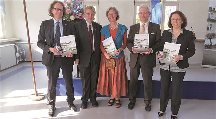 V.l.n.r.: Prof. Dr. Manfred Hülsken-Giesler, neuer Prodekan der Pflegewissenschaftlichen Fakultät; Prof. Dr. Paul Rheinbay SAC, Rektor der PTHV; Prof. Dr. Margareta Gruber OSF, neue Dekanin der Theologischen Fakultät; Prof. Dr. Hermann Brandenburg, neuer Dekan der Pflegewissenschaftlichen Fakultät; JProf. Dr. Sonja Sailer-Pfister, in ihrem Amt wieder bestätigte Prodekanin der Theologie.privat