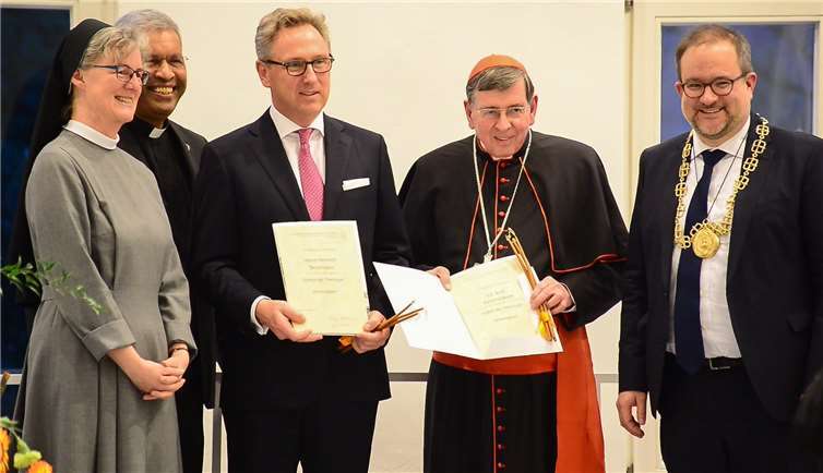 V.l.n.r: Prof. Dr. Margareta Gruber OSF, Dekanin der Theologischen Fakultät; Prof. Dr. George Augustin SAC, Leiter des Kardinal Walter Kasper Institutes an der PTHV; Heinrich Otto Deichmann; Kardinal Kurt Koch; Prof. Dr. Holger Zaborowski, Rektor der PTHV. Timo Michael Kessler