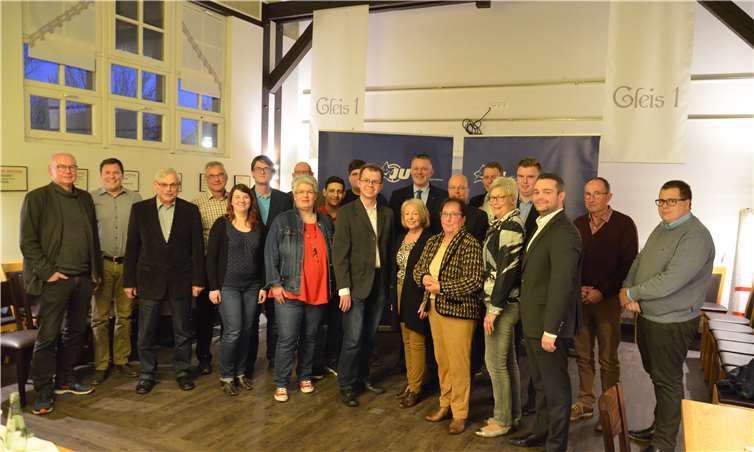 V.l.n.r.: Raimund Bogler, Thomas Welter, Manfred Frickel, Peter Augel, Miriam Löhle, Christian Schnack, Alexandra Röder, Rudi Börsch, Evanggelos Pechlivanidis, Christian Schneider, David Kubis, Gordon Schnieder, Hannelore Knabe, Christa Gügel, Adolf Weiland, Martin Reis, Helga Fürst, Luca Dötsch, Torsten Welling, Kurt Becker, Patrick Schaden. Foto: Junge Union