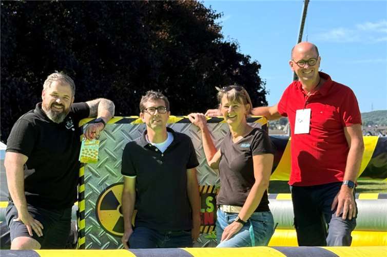 Buntes Programm begeistert Familien am Rhein V.l.n.r: René Achten (Stadtbürgermeister), Stephan Arens (Rotary Club Neuwied- Andernach), Nicole Emmler (Jugendpflegerin ProJu), Jan Ermtraud (Verbandsbürgermeister). Foto: privat