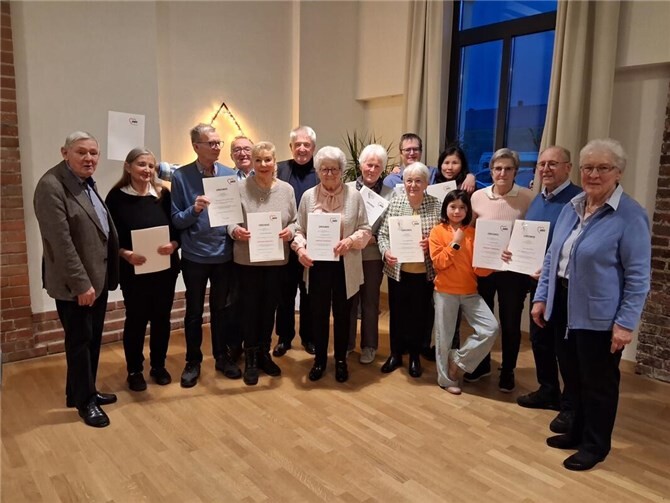 V.l.n.r.: Rudi Frick, Annemie Mies, Erich Braun-von der Heiden, Sergio Perra, Dany Blum-Robels, Werner Kasel, Ellen Kümpel, Helga Schaefer, Mirko Perra, Irmgard Witsch, Xiaona Zhao, Fiona Perra, Silvia Perra, Heinz Witsch, Ingrid Frick. Foto: privat