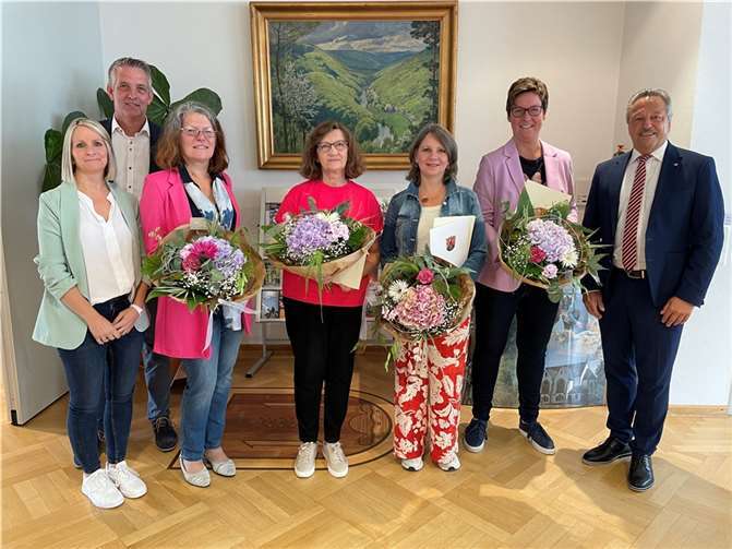 V.l.n.r.: Sarah Brettnacher, Dieter Reimann, Bettina Jungblut, Paulina Smertin, Sabine Blasius, Stephanie Flemmer und Hans-Werner Breithausen. Foto: Heike Kurz