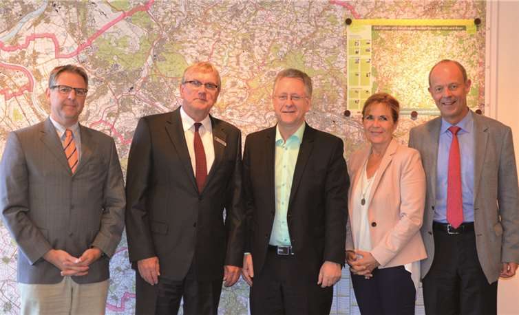 V.l.n.r. Schuldezernent Thomas Wagner, Landrat Sebastian Schuster, Prof. Dr. Michael Hoch, Rektor der Universität Bonn, Dr. Martina Krechel-Engert, Geschäftsführerin des Rektorates der Universität Bonn und Kreiswirtschaftsförderer Dr. Hermann Tengler.Privat