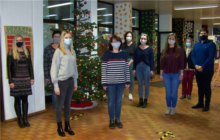 (V.l.n.r.) Schulleiterin Dr. Annette Gies, Ehemaligenmutter Dagmar Müller, Ehemalige Jessica Nett, Französischlehrerin Susanne Hartbrod, Ehemalige Carolin Danko, Julia Boes und Rebecca Kohns, Lateinlehrerin Petra Scheiffgen und Mathematiklehrer Jonas Winnen. Foto: privat